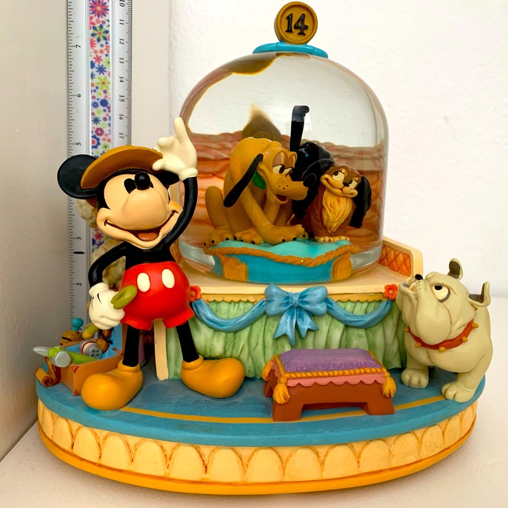 RETIRED 2002 Disney Snowglobe
